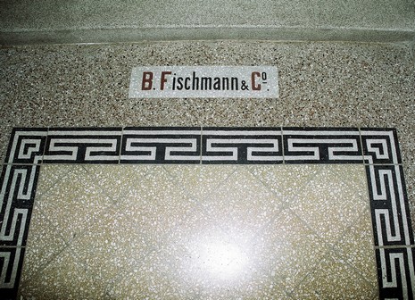 R 8